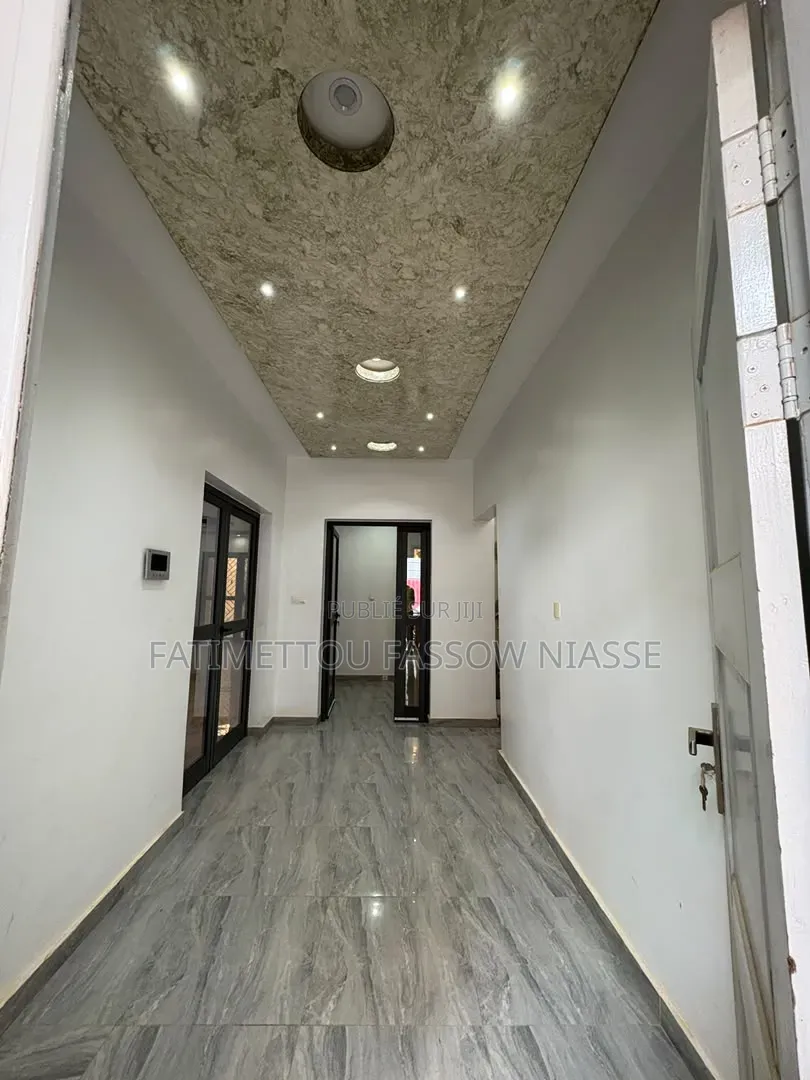 6chbre Maison dans Almadies à Vendre