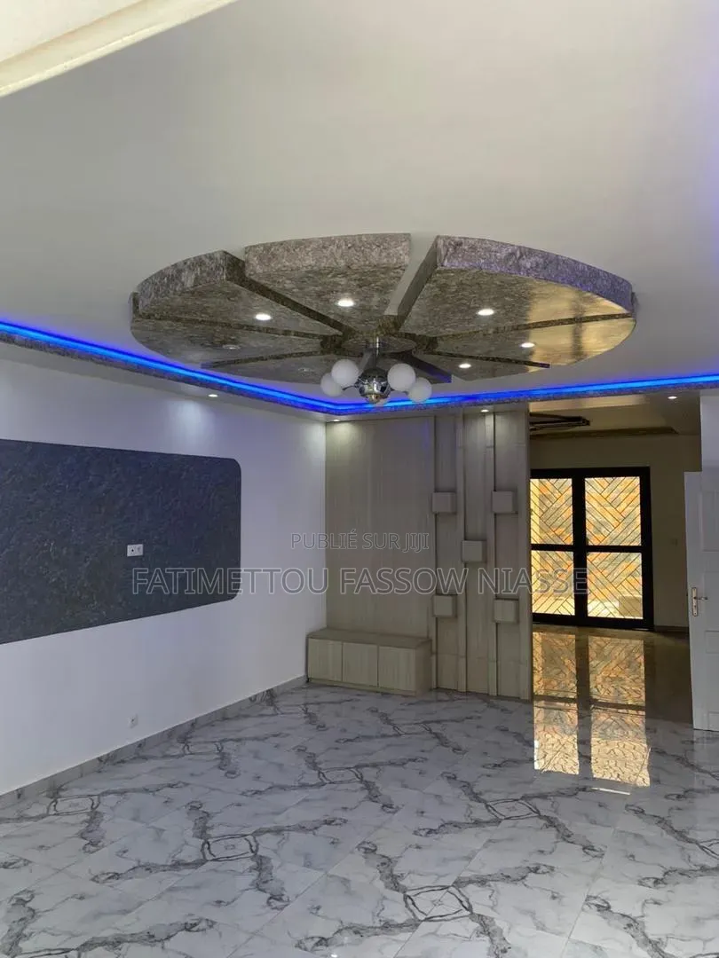 6chbre Maison dans Almadies à Vendre