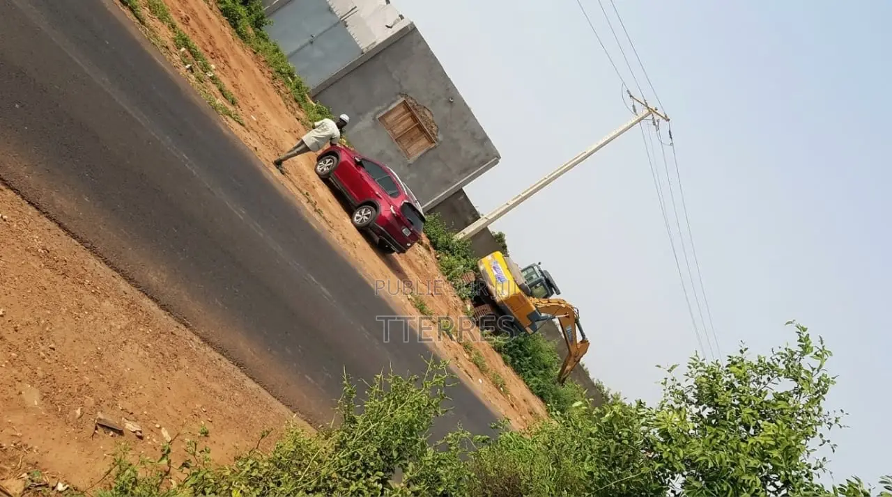 Terrain De 9 Hectares en Bordure De La RN1 Entre Diamniadio Et Mbour