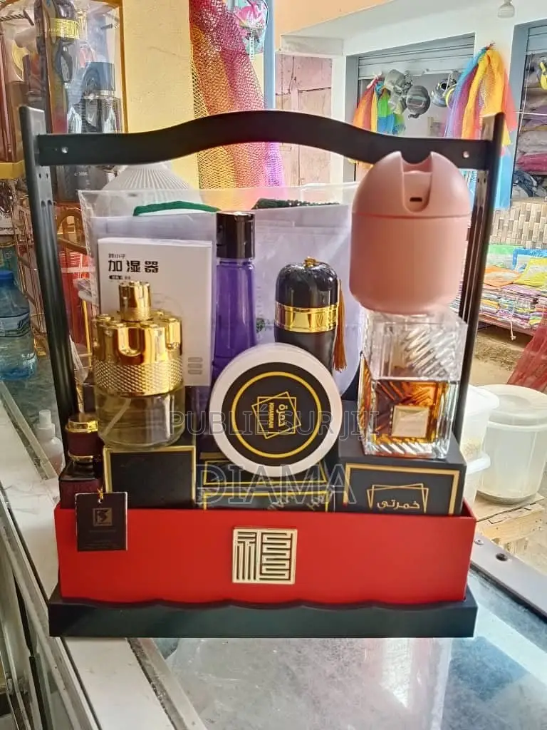 Vente Tout Genre Vêtement Vaisselle Chaussure Effet Cosmétique