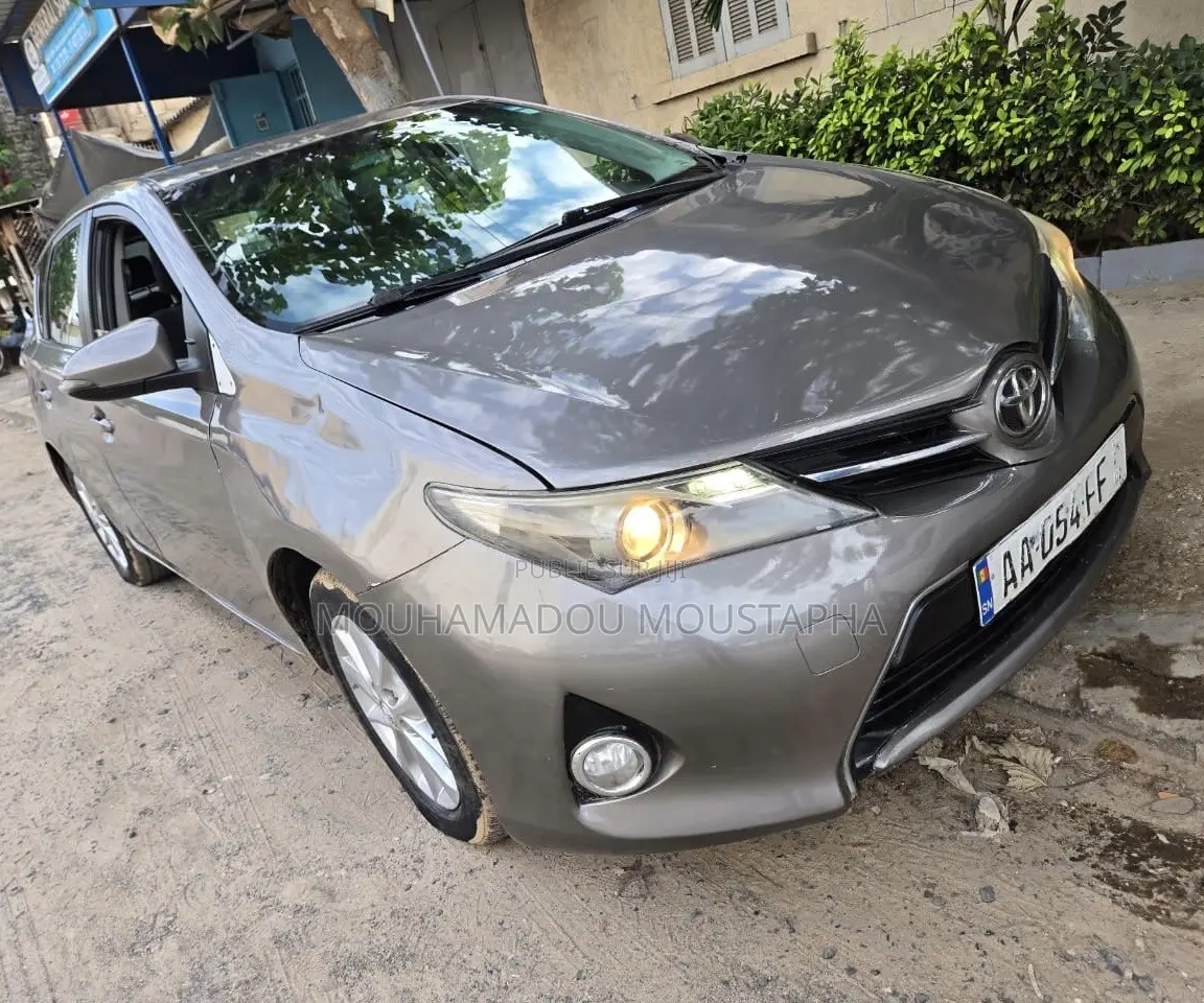 Toyota Auris 2015 Gris