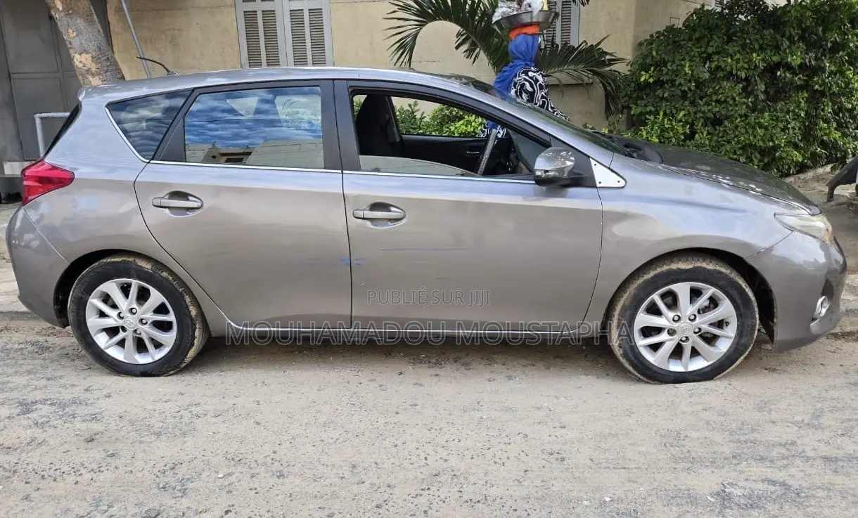 Toyota Auris 2015 Gris