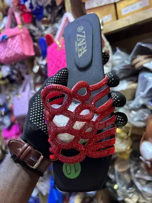 Des Chaussures De Bon Qualité Sont Disponibles