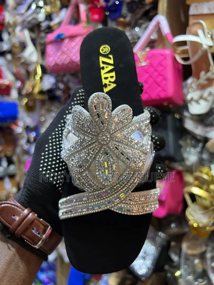 Des Chaussures De Bon Qualité Sont Disponibles
