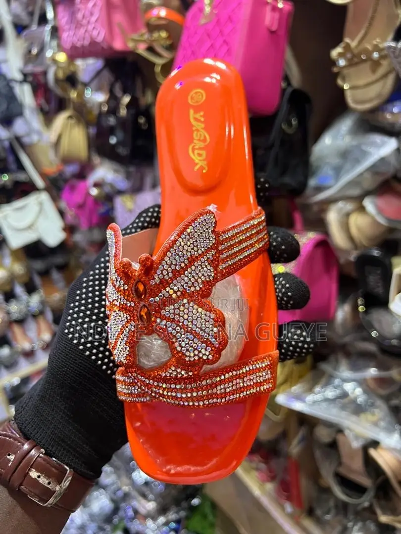 Des Chaussures De Bon Qualité Sont Disponibles