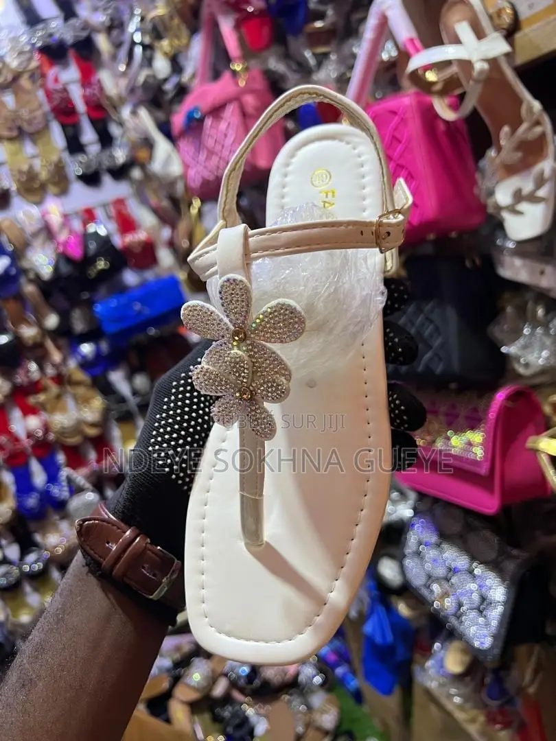 Des Chaussures De Bon Qualité Sont Disponibles