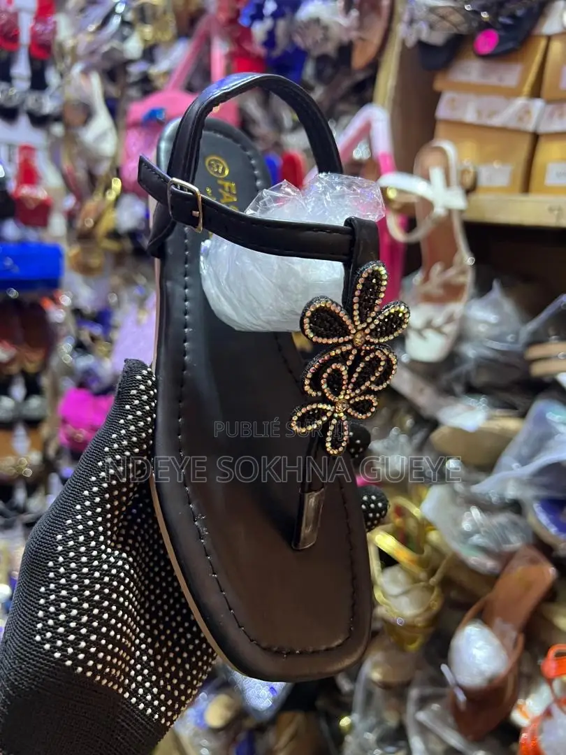 Des Chaussures De Bon Qualité Sont Disponibles