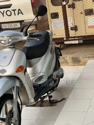 Nouveau Piaggio Scooter 2003 Gris
