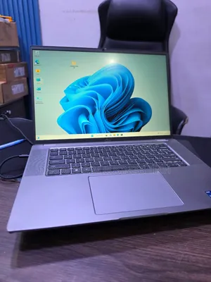 Nouveau Dell Latitude 7640 16GB Intel Core i5 SSD 512GB