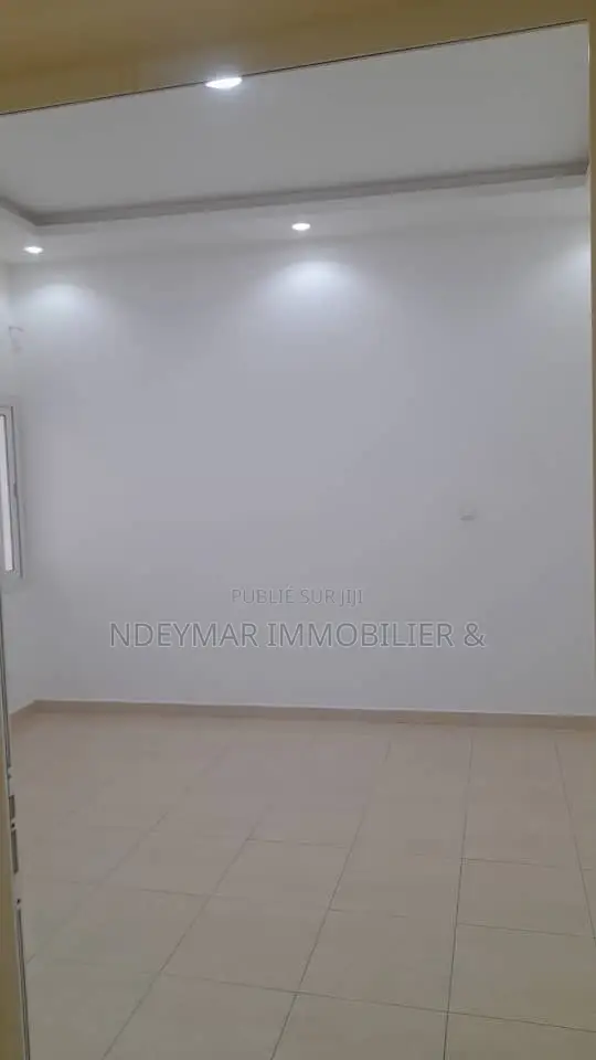 4chbre Appartement dans Ngor à Louer