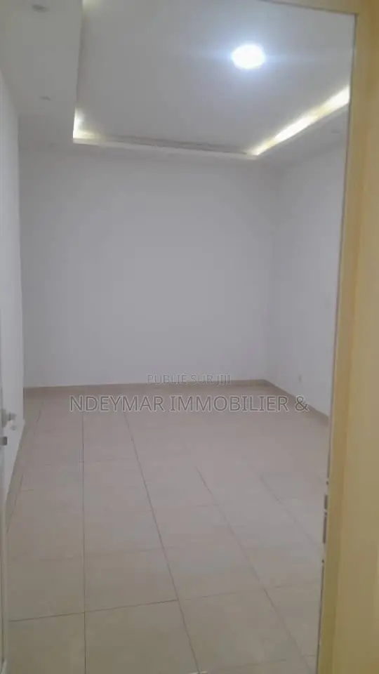 4chbre Appartement dans Ngor à Louer