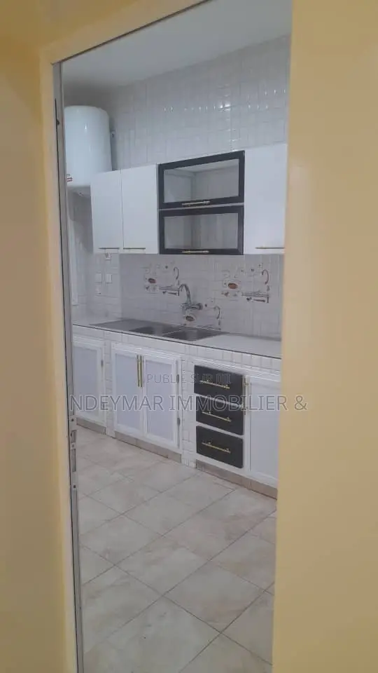 4chbre Appartement dans Ngor à Louer