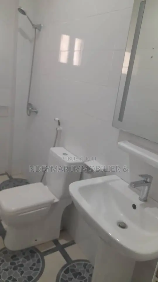 4chbre Appartement dans Ngor à Louer