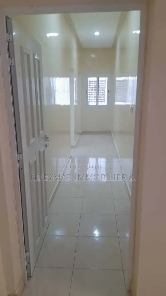 4chbre Appartement dans Ngor à Louer