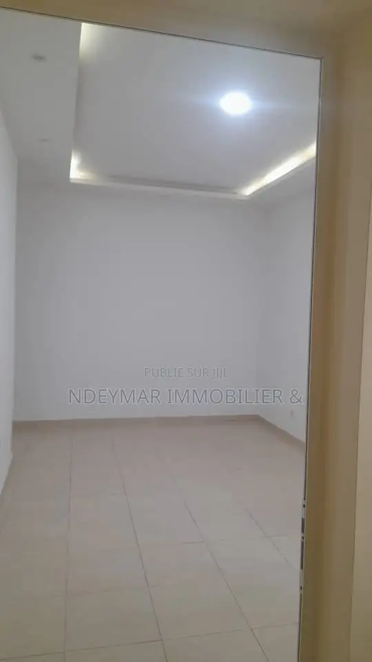 4chbre Appartement dans Ngor à Louer