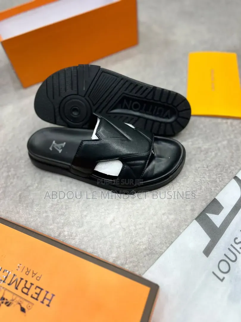 Sandal LV Blanc Et Noir Disponible