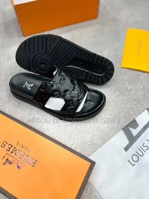 Sandal LV Blanc Et Noir Disponible