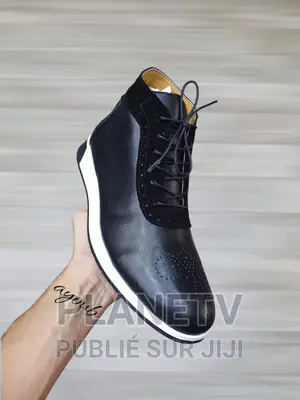 Chaussures en Cuir Pour Homme Disponible