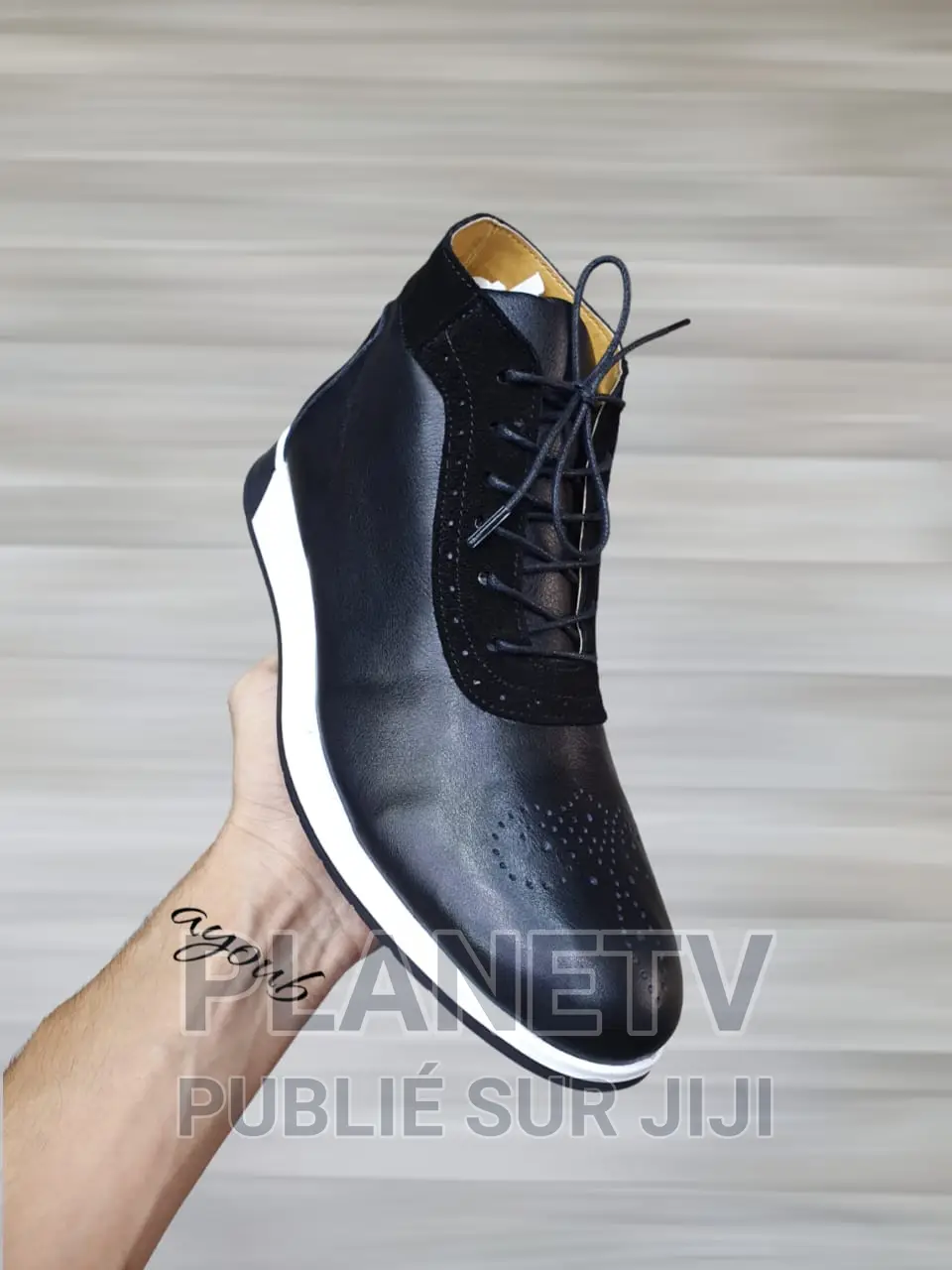 Chaussures en Cuir Pour Homme Disponible