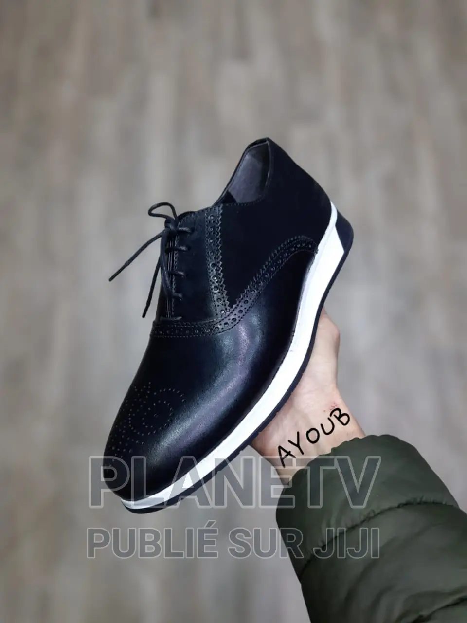 Chaussures en Cuir Pour Homme Disponible
