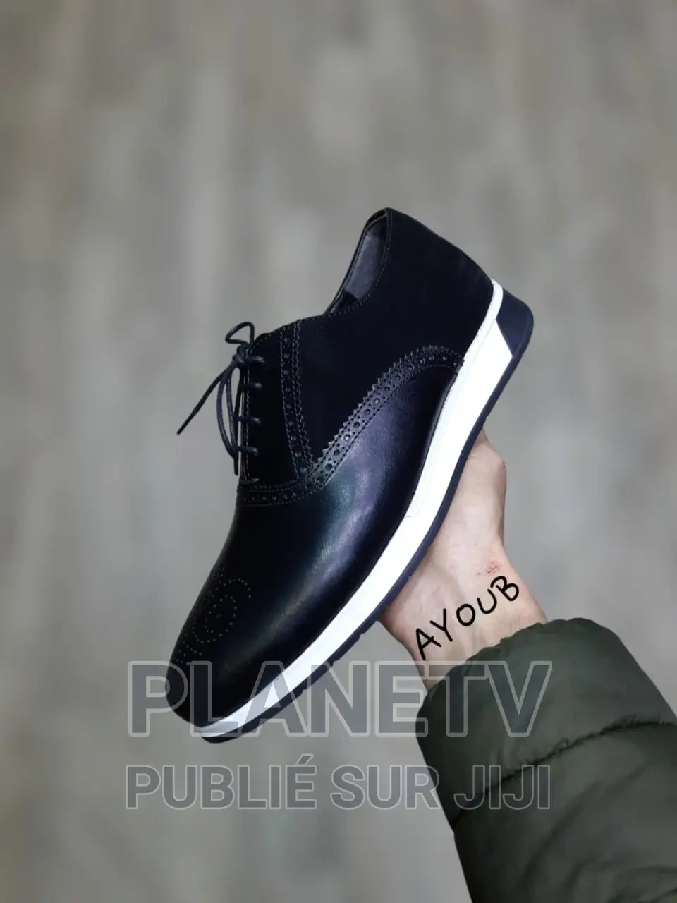 Chaussures en Cuir Pour Homme Disponible