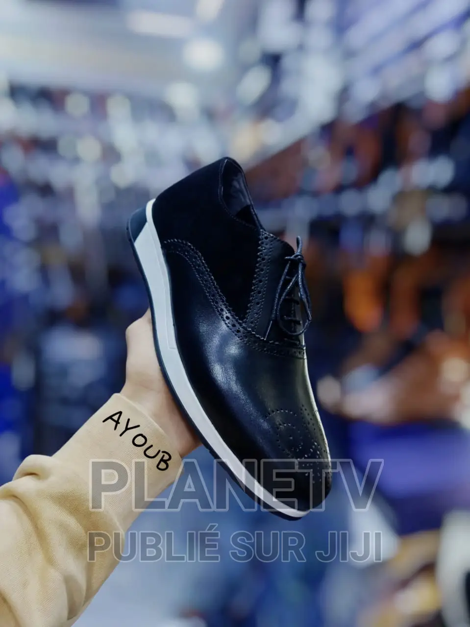 Chaussures en Cuir Pour Homme Disponible