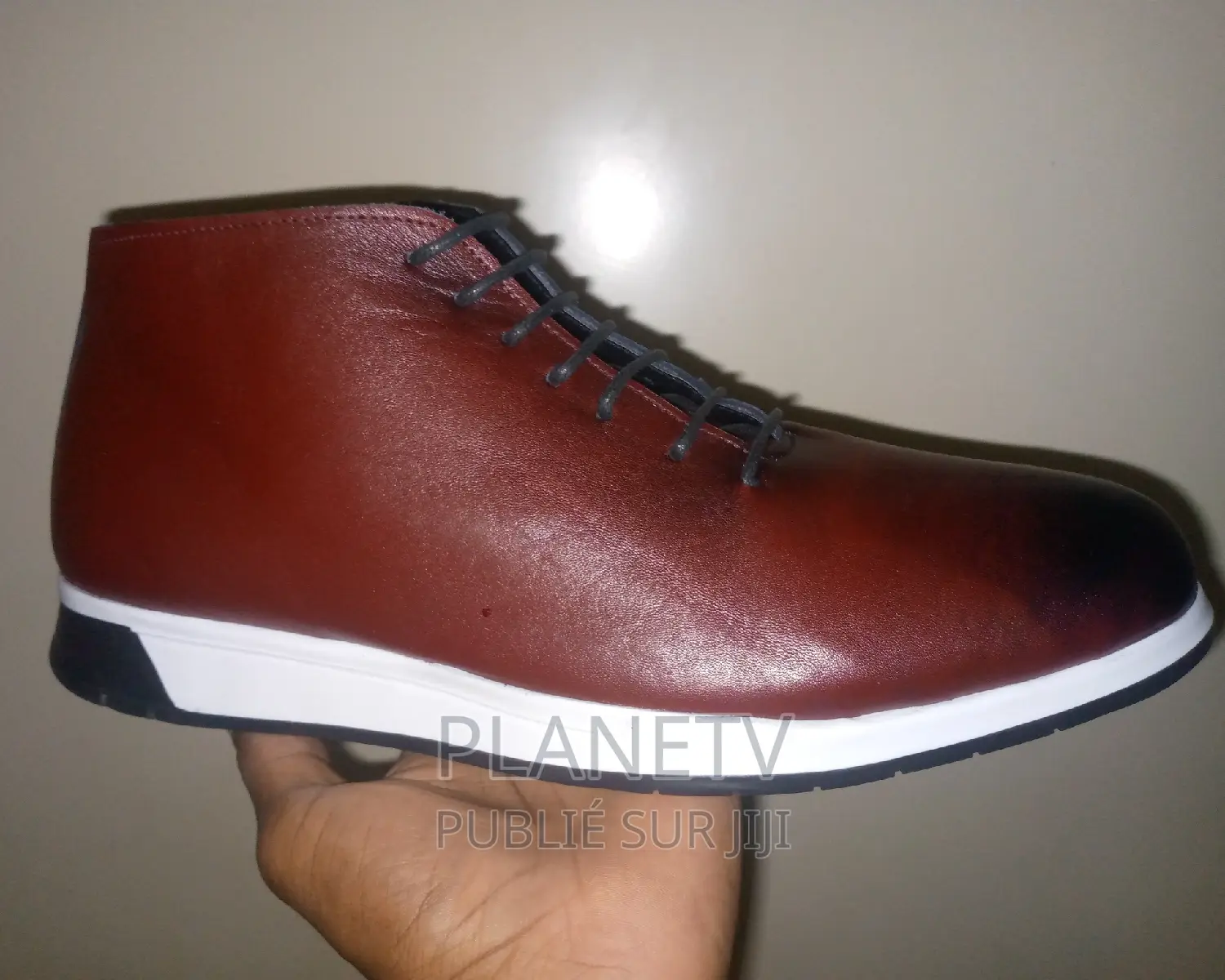 Chaussures en Cuir Disponible