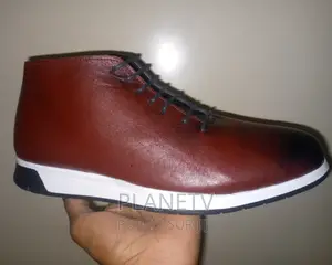 Chaussures en Cuir Disponible