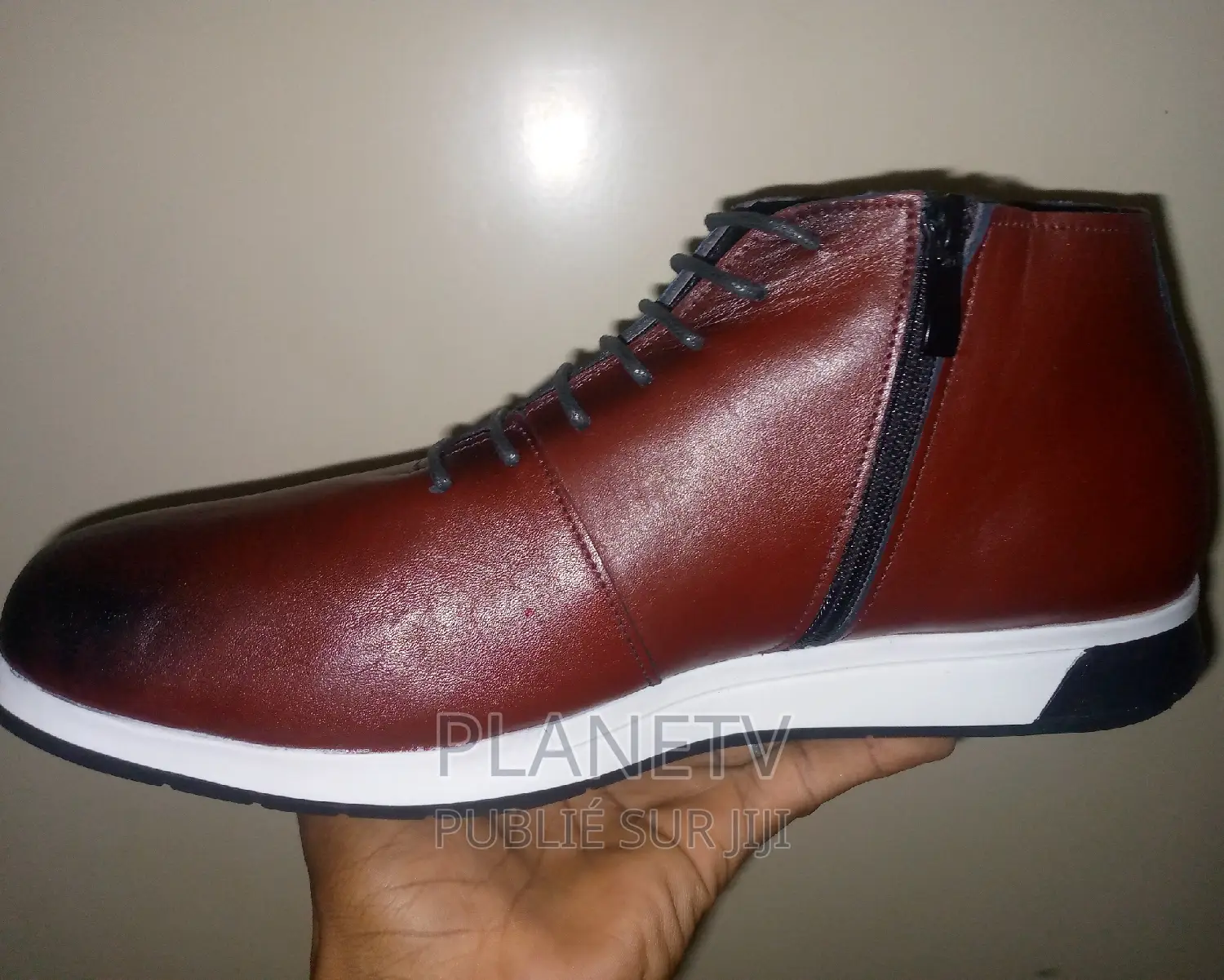 Chaussures en Cuir Disponible