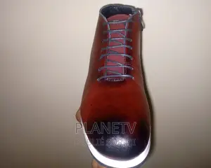 Chaussures en Cuir Disponible