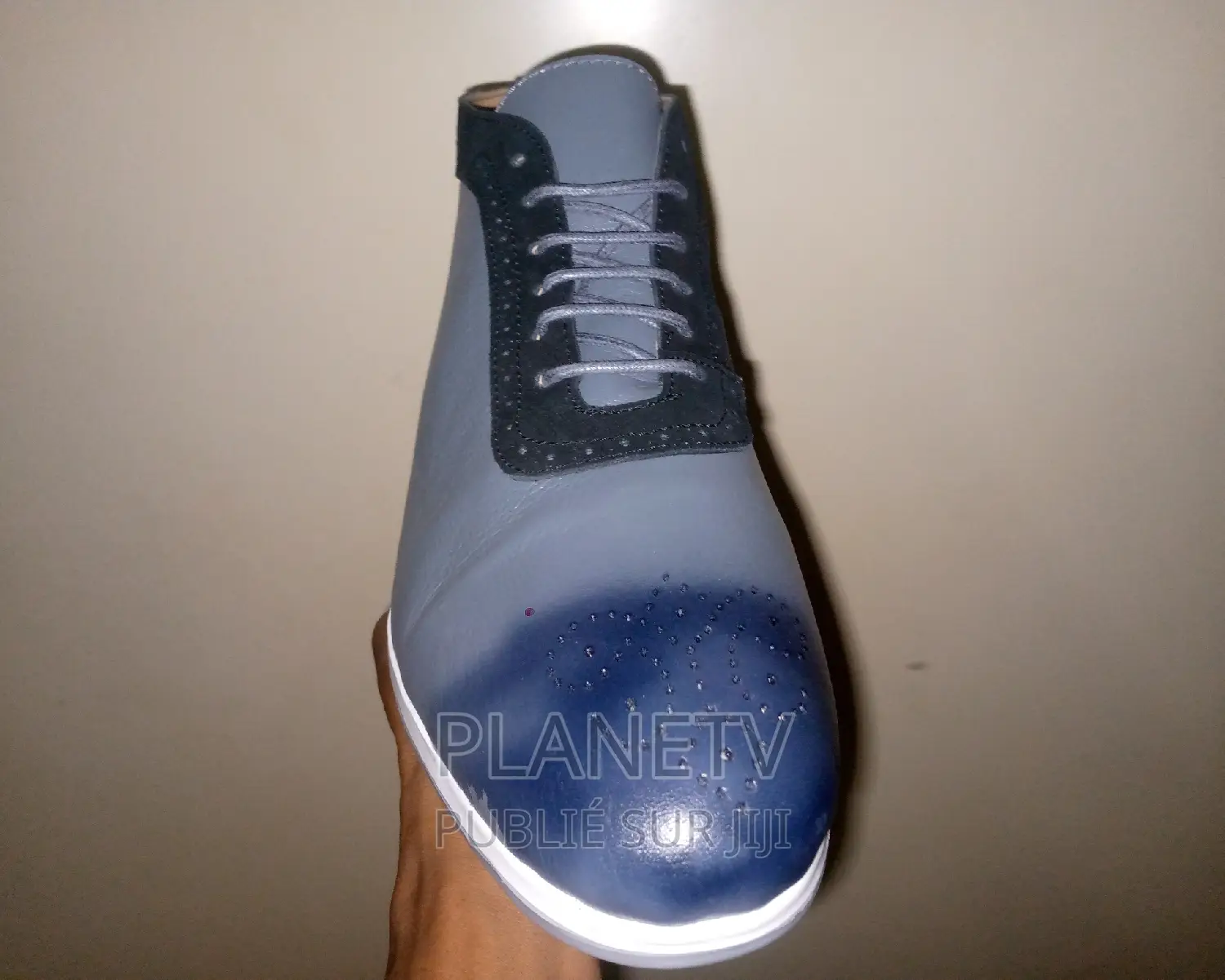 Chaussures en Cuir Disponible