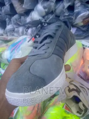 Photo - Chaussures Unisexe Disponible