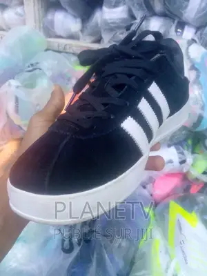 Photo - Chaussures Unisexe Disponible