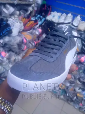 Photo - Chaussures Unisexe Disponible