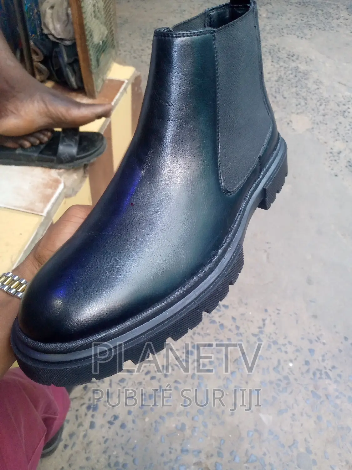 Chaussures en Cuir Disponible