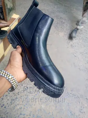 Chaussures en Cuir Disponible