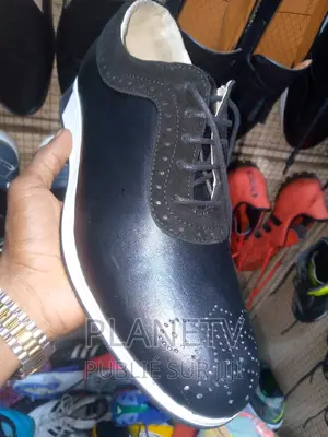 Chaussures en Cuir en Promo Disponible