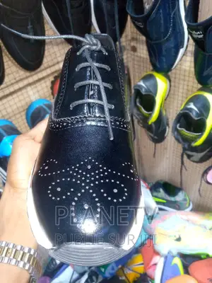 Chaussures en Cuir en Promo Disponible