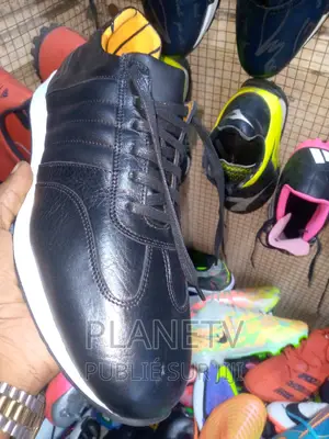 Chaussures en Cuir en Promo Disponible