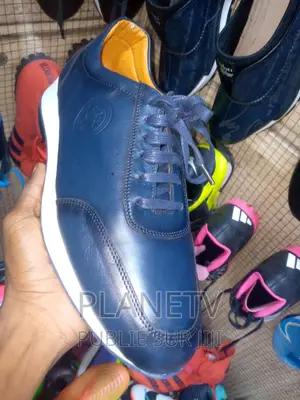 Chaussures en Cuir en Promo Disponible