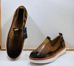 Chaussures en Cuir Disponible