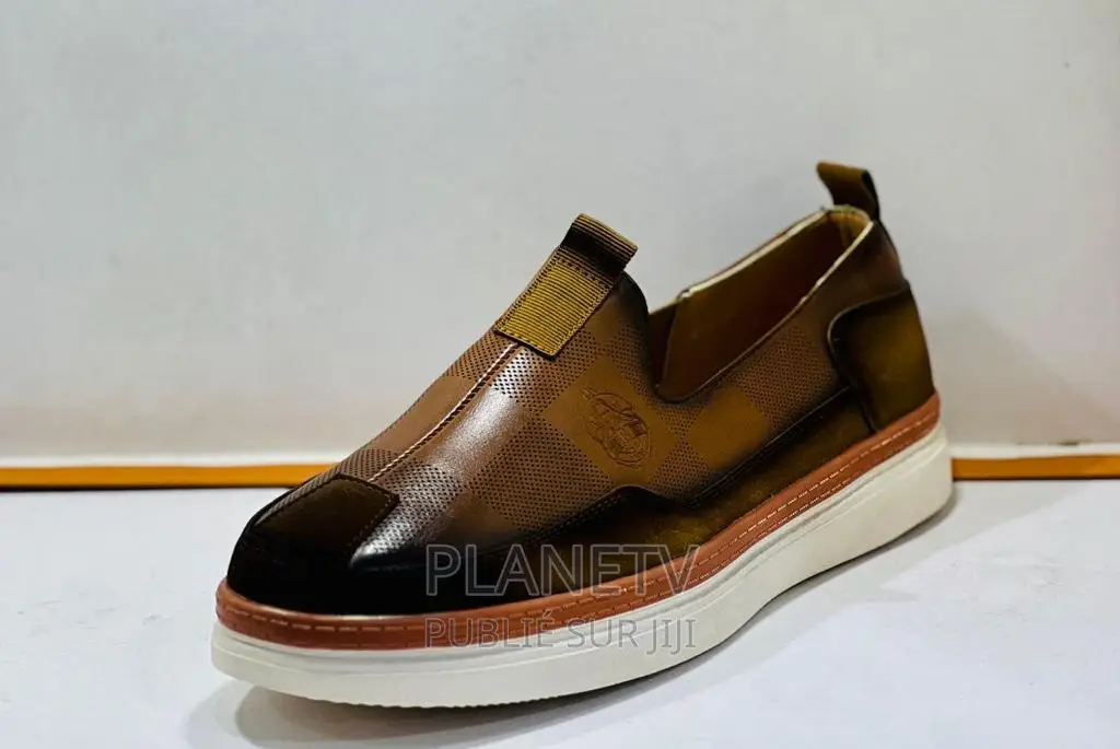 Chaussures en Cuir Disponible