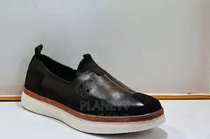 Chaussures en Cuir Disponible