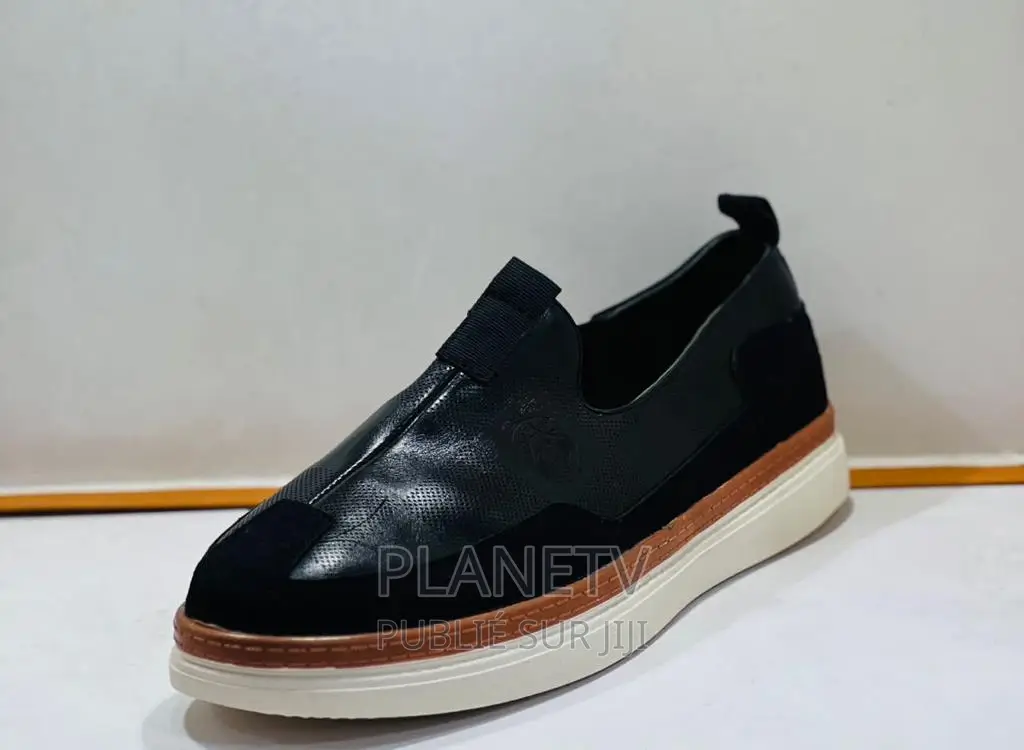 Chaussures en Cuir Disponible