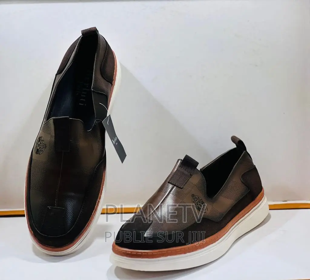 Chaussures en Cuir Disponible