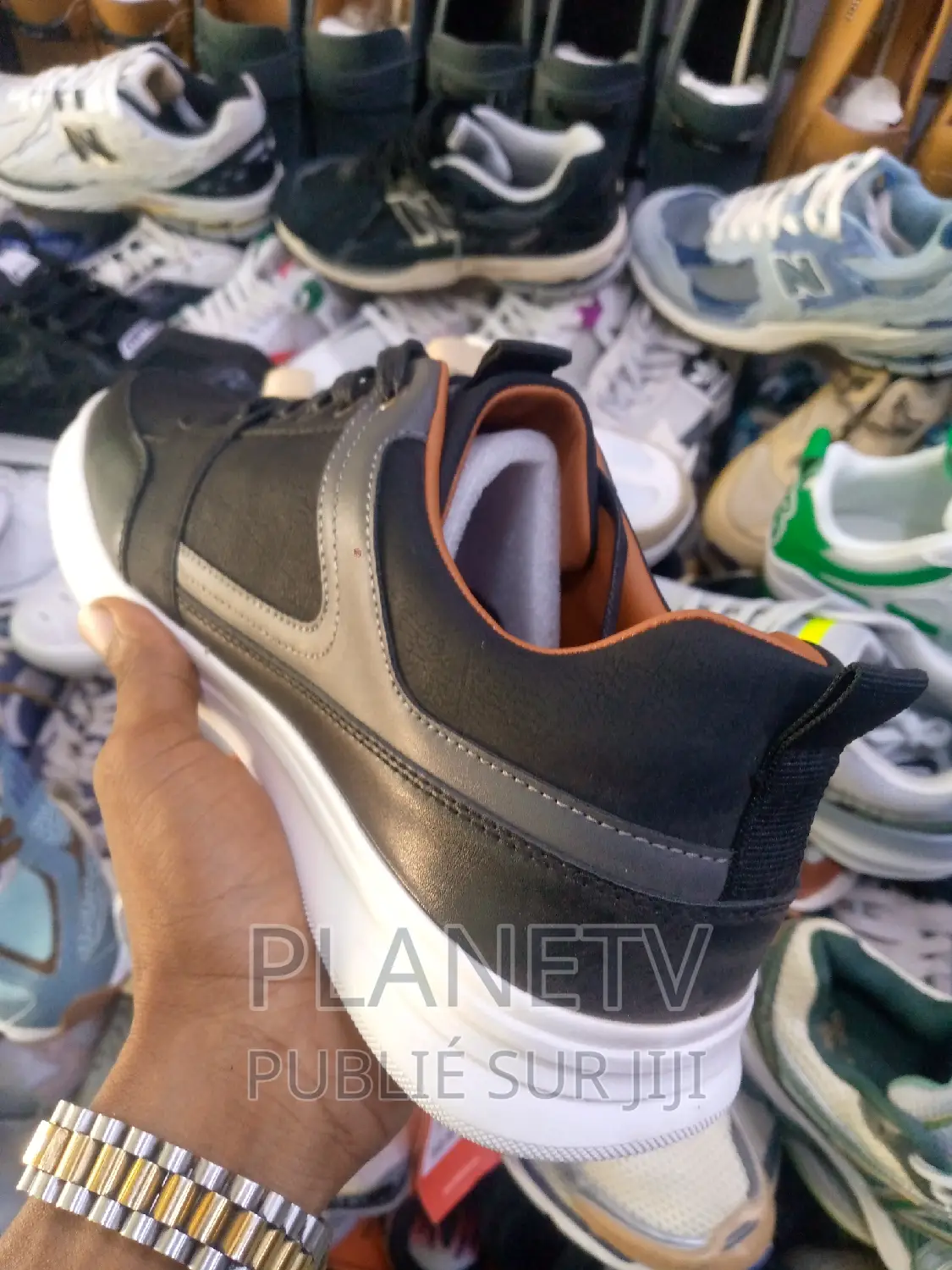 Chaussures Pour Hommes Disponible