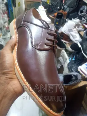 Chaussures En Cuir Disponible