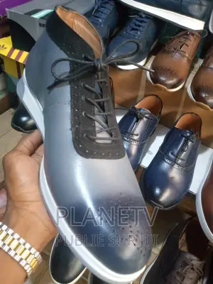 Chaussures en Cuir Pour Homme Disponible