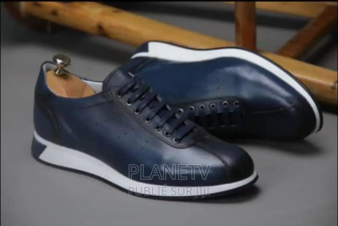 Chaussures en Cuir Disponible