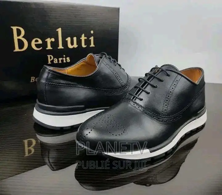 Chaussures en Cuir Disponible